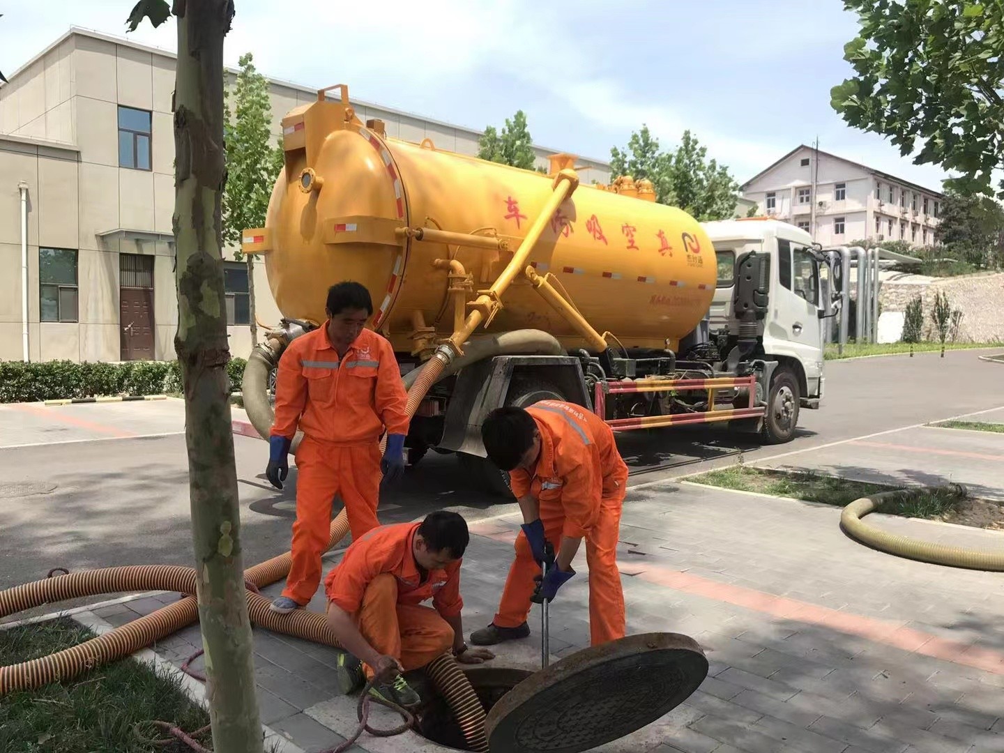 民和管道疏通车停在窨井附近