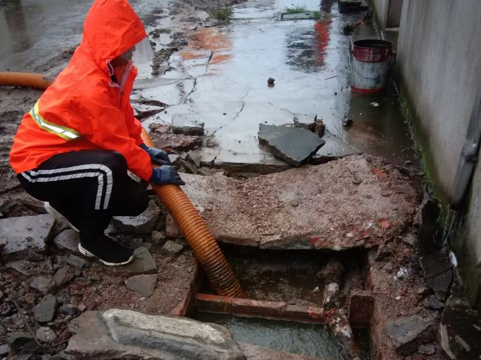 民和专业清理污水池 炜誉市政以规范流程守护城市 “肠道”