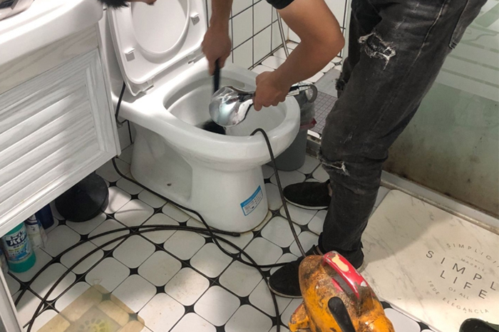 民和马桶堵塞自己疏通还是找师傅？专业上门服务让你省时更省心
