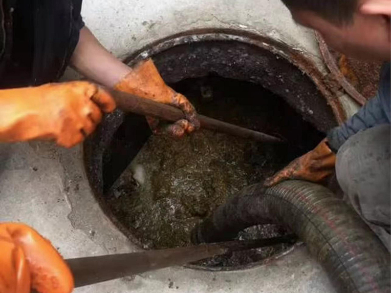 民和清理化粪池时如何避免沼气的危害？